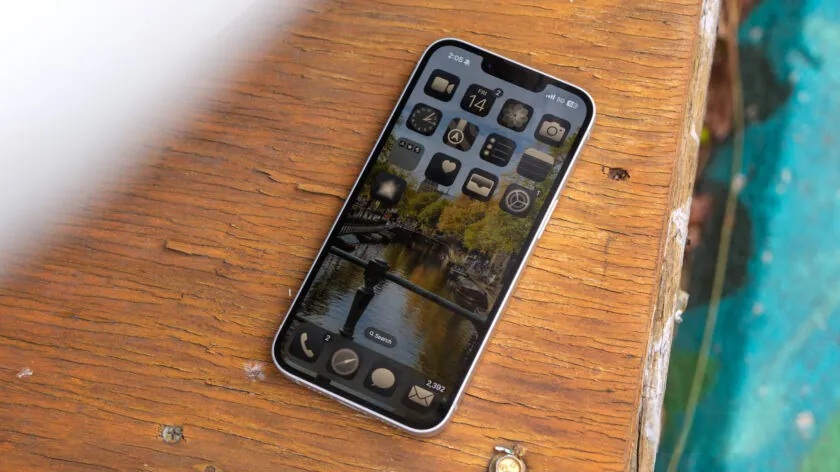 [Image: iPhone-16e-home-screen-outdoors-840w-472h.jpg.jpg]